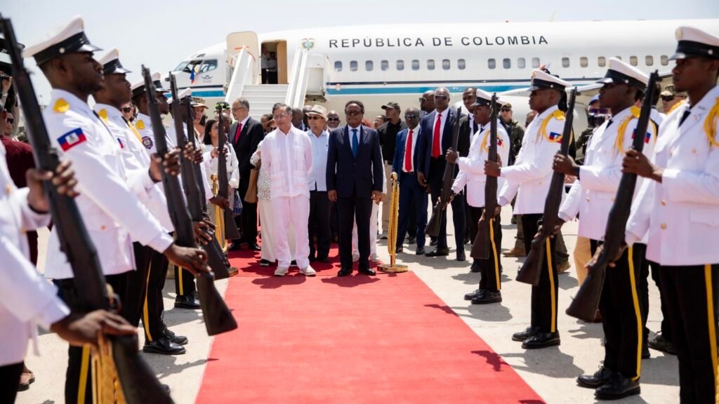 Le Président Gustavo Petro accueilli sur le tapis rouge à l’aéroport international Toussaint Louverture par le Président du CPT, Fritz Alphonse Jean, et le Premier ministre Alix Didier Fils-Aimé, le 18 juillet 2025.
Photo credit : Présidence / Haïti.

