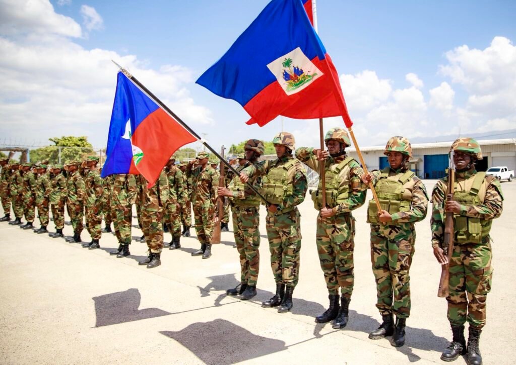 Drapeaux levés et rangs serrés, les Forces Armées d’Haïti mobilisées pour la cérémonie d’accueil officielle du président colombien à Port-au-Prince, le 18 juillet 2025. Photo credit : Présidence / Haïti.