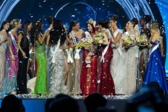 Les finalistes entourent la nouvelle gagnante de Miss Universe 2025 lors de la cérémonie de couronnement. Credit : Facebook Miss Universe Organization